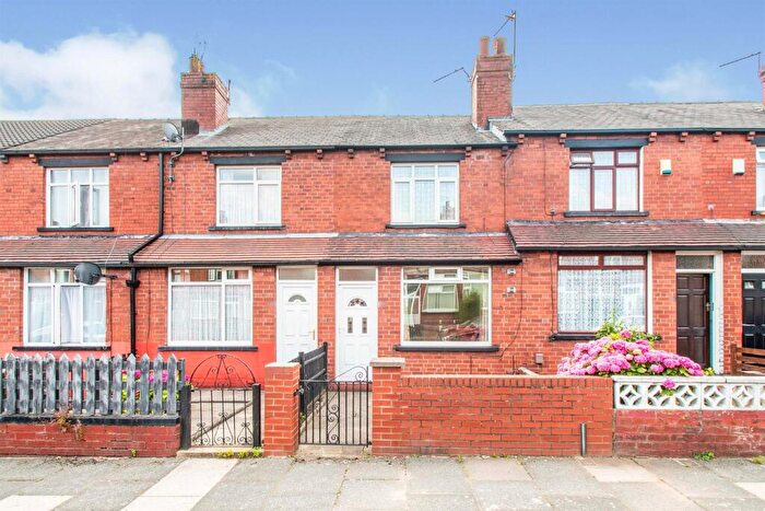 2 Bedroom House To Rent In Woodlea Mount, Leeds, LS11