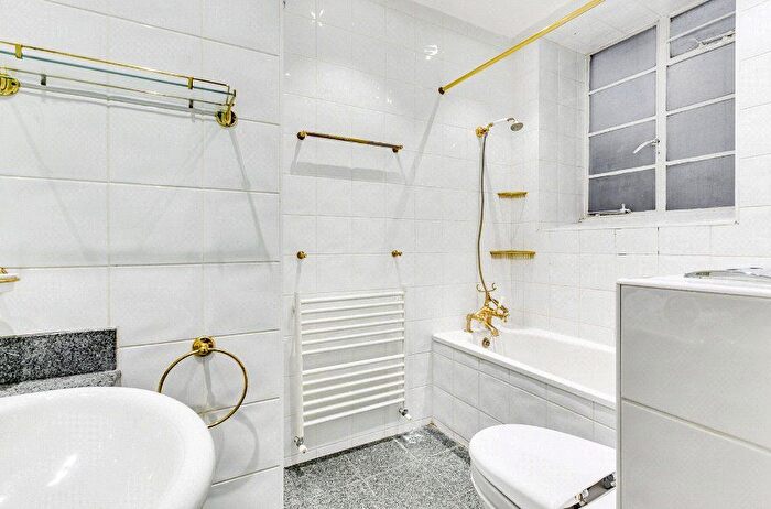 2 Bedroom Flat To Rent In Crompton Court, Brompton Road, London, SW3
