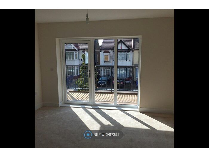2 Bedroom Flat To Rent In Clarence Avenue, Ilford, IG2