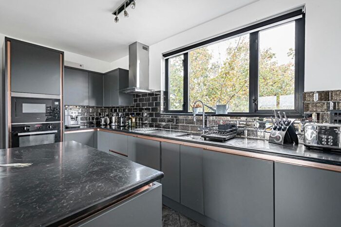 2 Bedroom Flat For Sale In Endwell Road, London, SE4