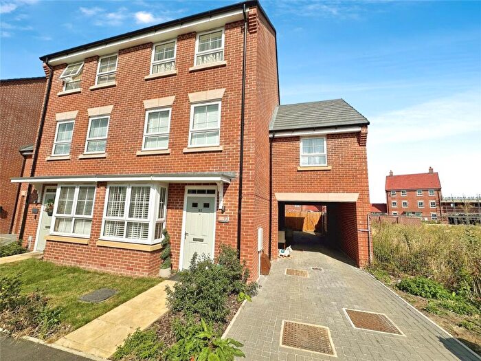 4 Bedroom Town House For Sale In Armstrongs Fields, Broughton, Aylesbury, Buckinghamshire, HP22