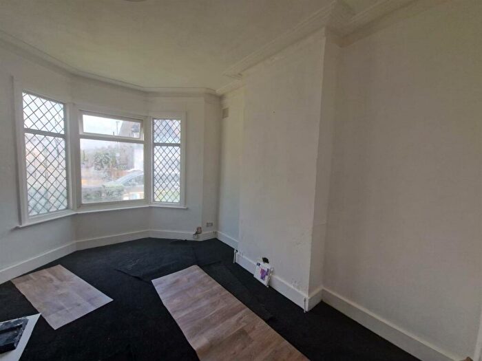 Studio To Rent In Woodlands Park Rd, London, N15