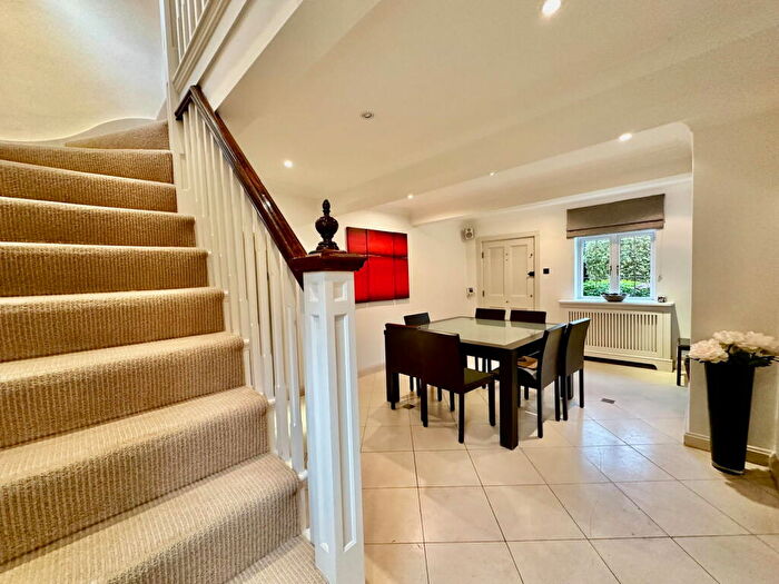 4 Bedroom Detached House For Sale In Glebe Lane, Barnet, EN5