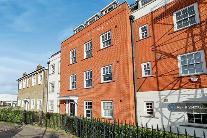 2 Bedroom Flat To Rent In High Road, London, IG8