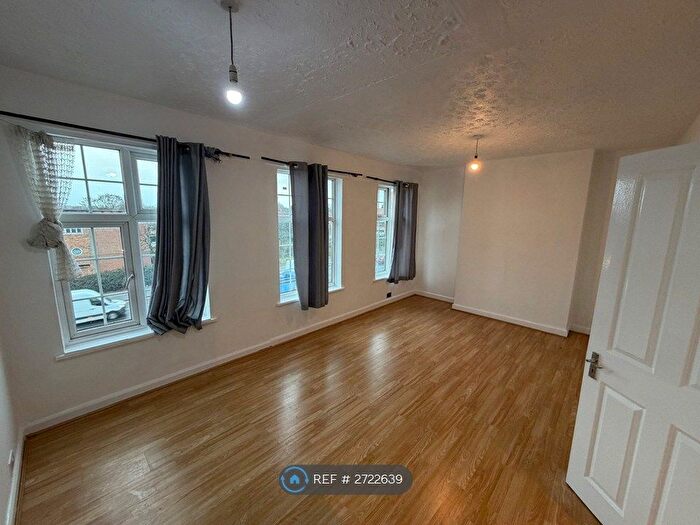3 Bedroom Flat To Rent In Western Avenue, London, W3