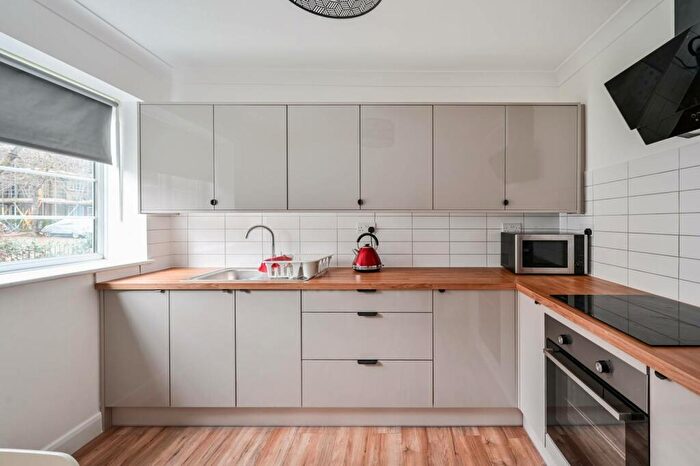 3 Bedroom Flat To Rent In Acorn Walk, Canada Water, London, SE16