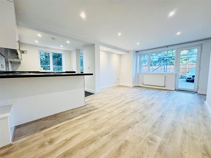 2 Bedroom Flat To Rent In Warwick Court, Solihull, B91