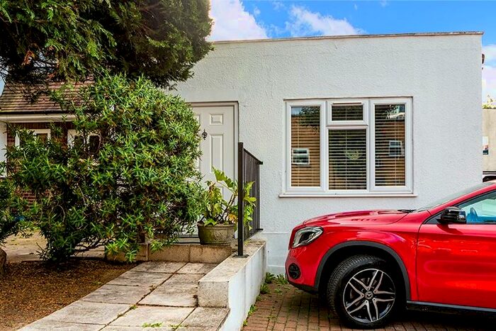 Flat To Rent In Chandos Avenue London, N20