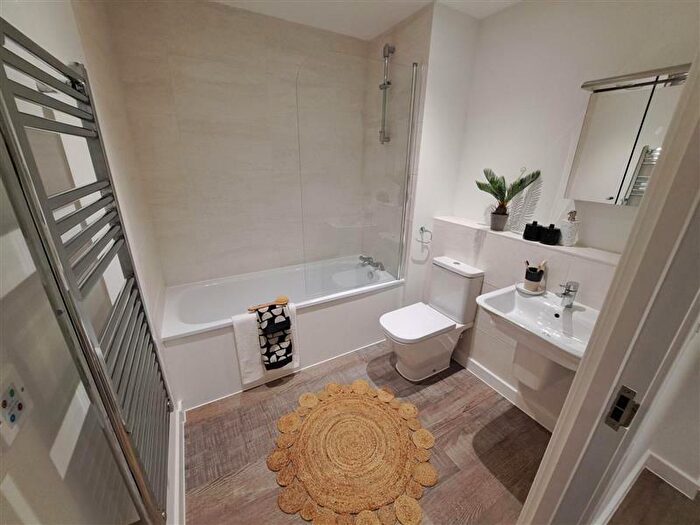 2 Bedroom Apartment To Rent In Queensway, Southampton, Hampshire, SO14