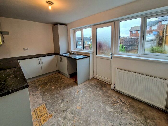 3 Bedroom End Of Terrace House To Rent In Arnside Close, Shaw, OL2