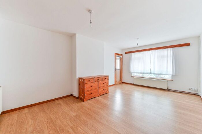 3 Bedroom Semi-Detached House To Rent In Ivydene Close, Sutton, SM1