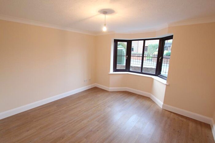 2 Bedroom Flat To Rent In Knaphill, GU21