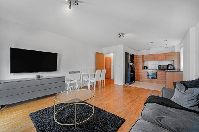 1 Bedroom Flat For Sale In Commercial Road, Canary Wharf, E14