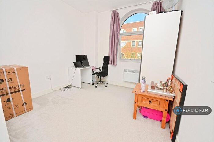 3 Bedroom Flat To Rent In Gatehouse Way, Aylesbury, HP19