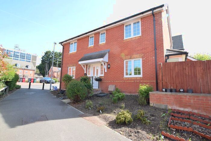 4 Bedroom Detached House To Rent In George Palmer Close, Reading, RG2