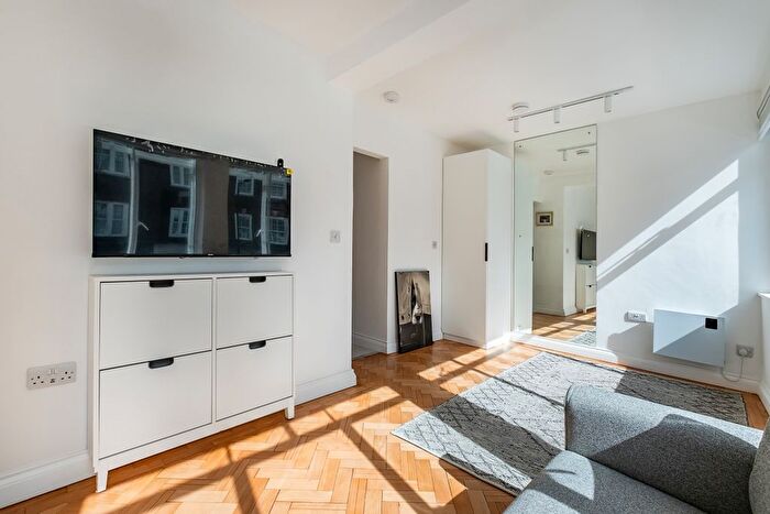 1 Bedroom Flat To Rent In Kensington Church Street, London, W8