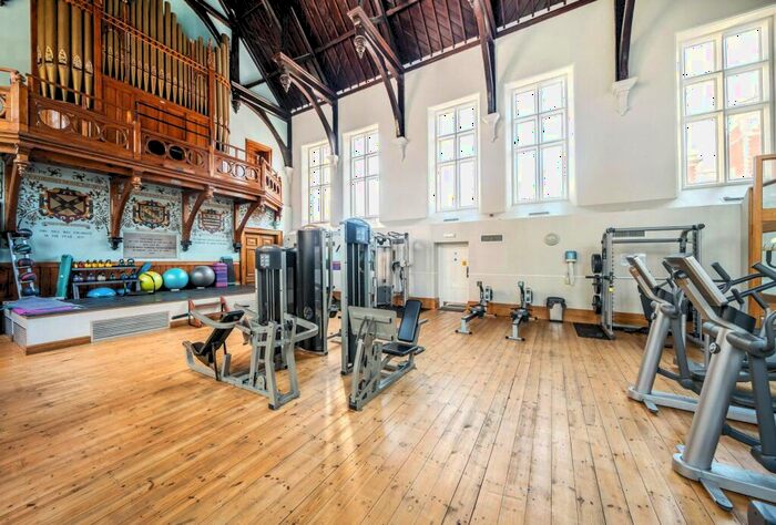 1 Bedroom Apartment For Sale In Royal Earlswood Park, Redhill, Surrey, RH1