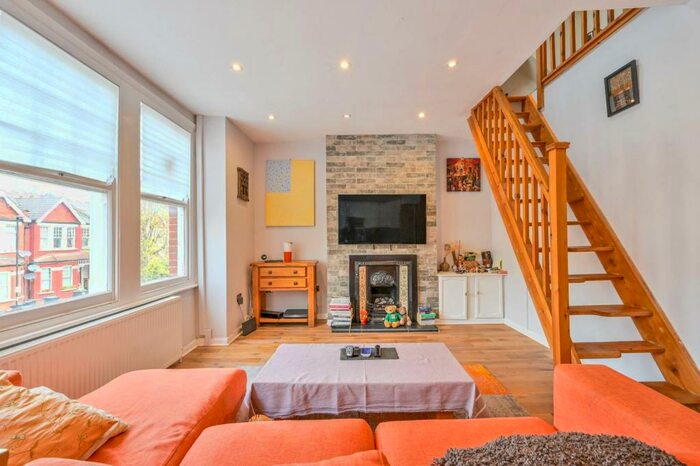 2 Bedroom Flat To Rent In Devonshire Road, Palmers Green, London, N13