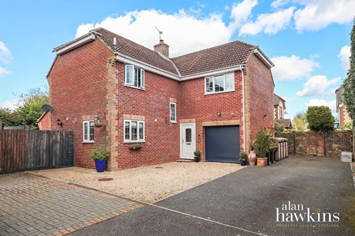 4 Bedroom Detached House For Sale In Bradenstoke, SN15