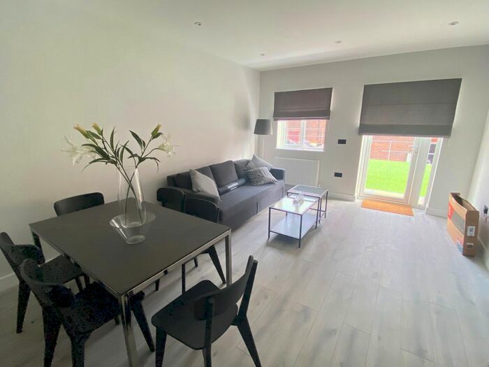 2 Bedroom Flat To Rent In High Street, Hounslow, TW3