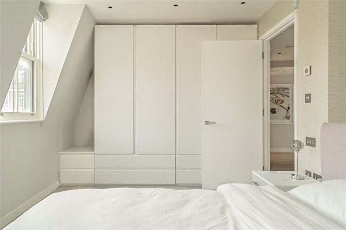 2 Bedroom Flat For Sale In Old Brompton Road, Earls Court, SW5