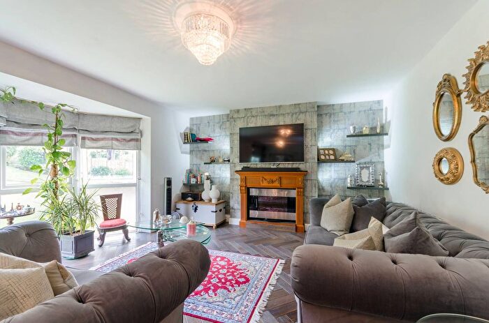 2 Bedroom Flat To Rent In Queens Road, Kingston, Kingston Upon Thames, KT2