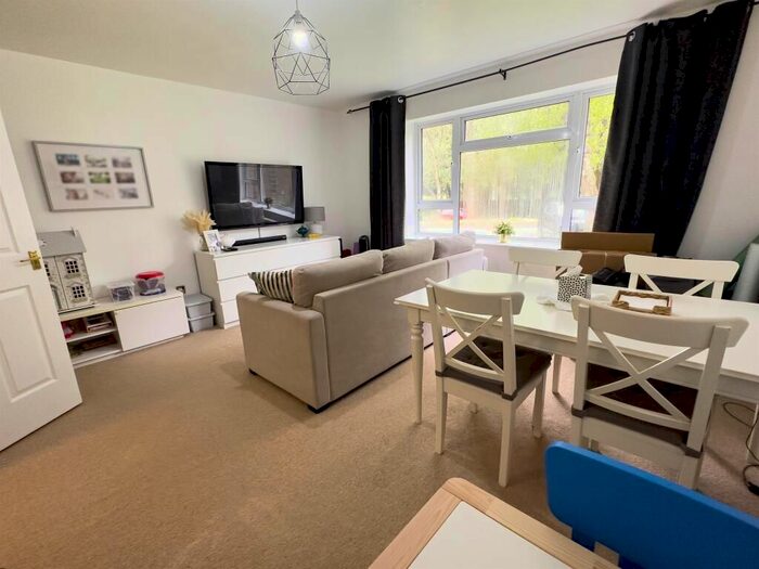 2 Bedroom Flat To Rent In Aysgarth Close, Harpenden, AL5