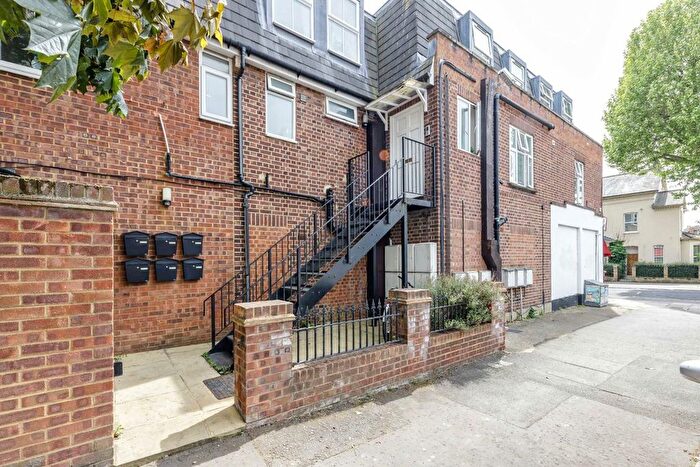 1 Bedroom Flat For Sale In Station Road, Hampton Village, TW12