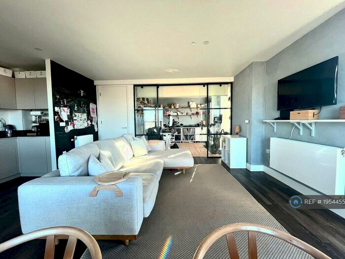 2 Bedroom Flat To Rent In Moulding Lane, London, SE14