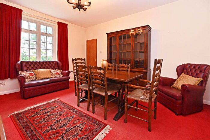 3 Bedroom Detached House For Sale In Windermere, Bath Lane, Ashover, S45