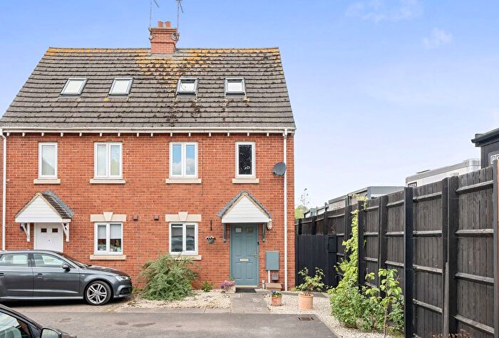 3 Bedroom Semi-Detached House For Sale In Hanson Gardens, Bishops Cleeve, Cheltenham, GL52