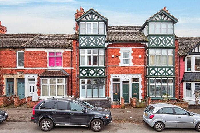 4 Bedroom Terraced House For Sale In Hawthorn Road, Kettering, NN15