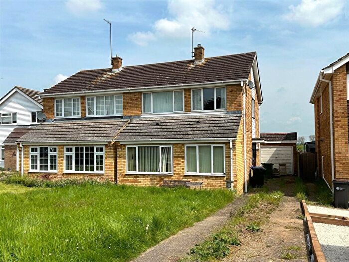 3 Bedroom Semi-Detached House For Sale In Glebe Road, Deanshanger, Milton Keynes, MK19