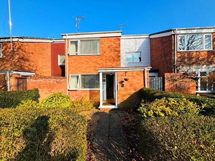 2 Bedroom Terraced House For Sale In Kettlewell Close, Warwick, CV34