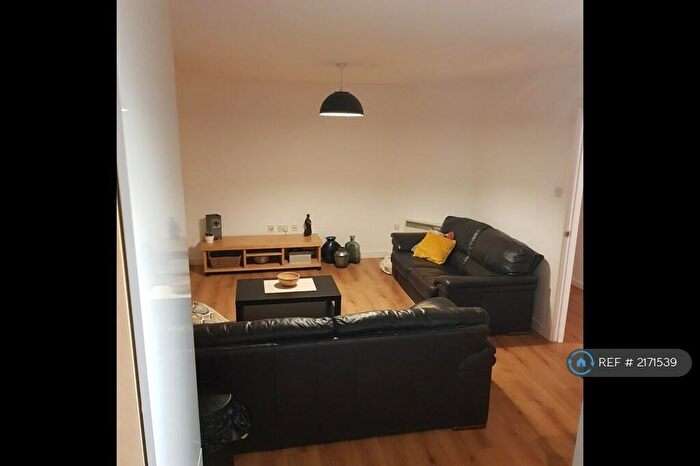 3 Bedroom Flat To Rent In Elmwood Lane, Leeds, LS2