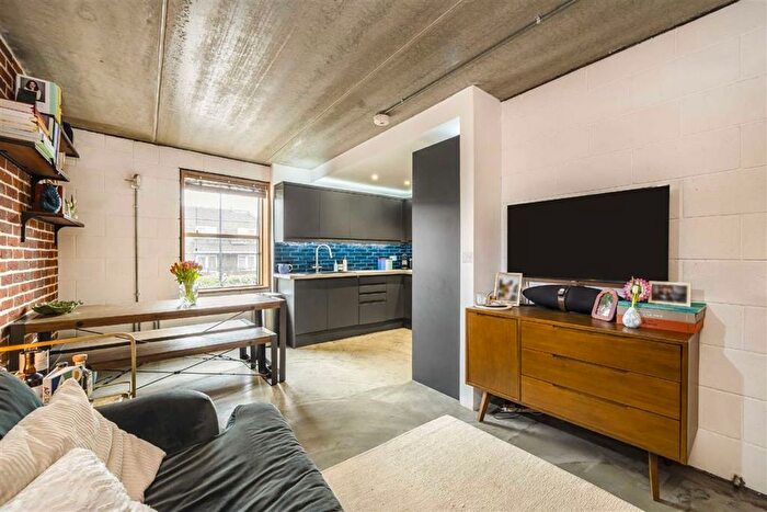 2 Bedroom Flat For Sale In Cambridge Heath Road, Bethnal Green, E2