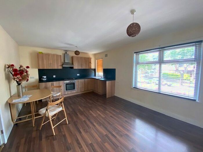 2 Bedroom Flat To Rent In Highfield Road, Bradford, West Yorkshire, BD2