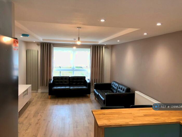 3 Bedroom Flat To Rent In Mcaslin Court, Glasgow, G4