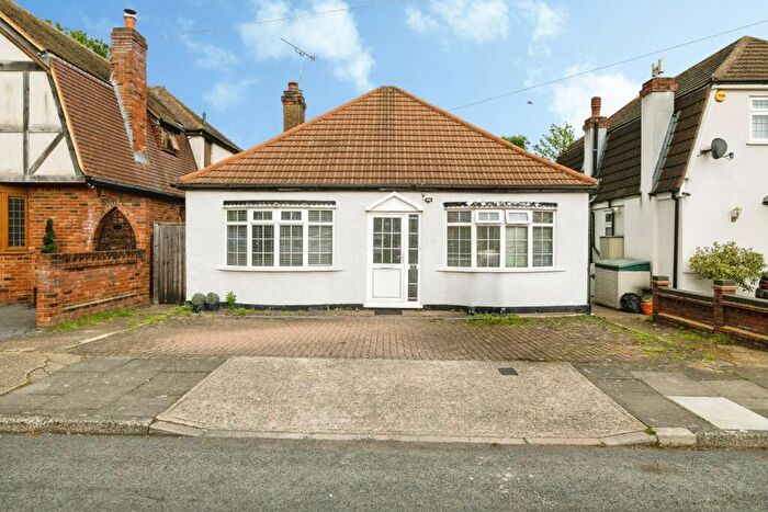 2 Bedroom Bungalow For Sale In Hill Crescent, Hornchurch, RM11
