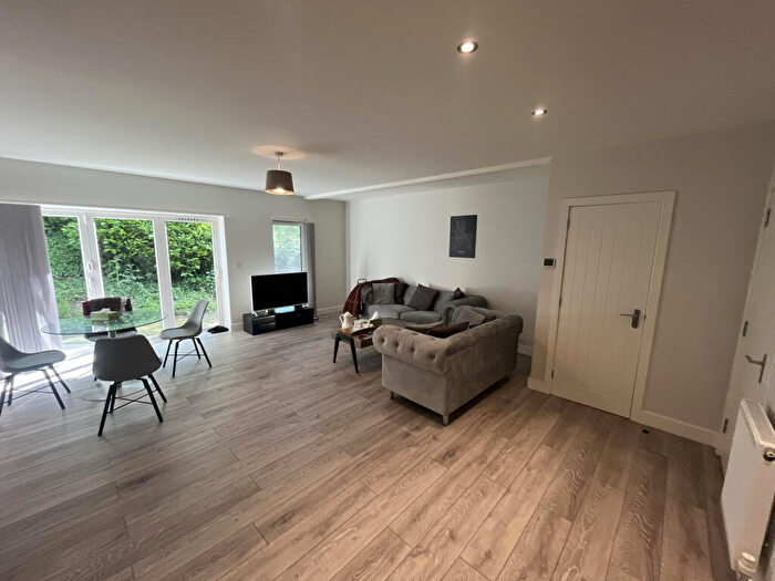 2 Bedroom Apartment To Rent In Kirkstall Lane, Leeds, West Yorkshire, LS5