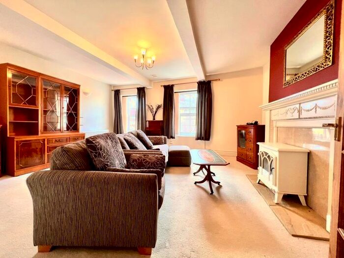 2 Bedroom Flat To Rent In Wood Street, Calne, SN11