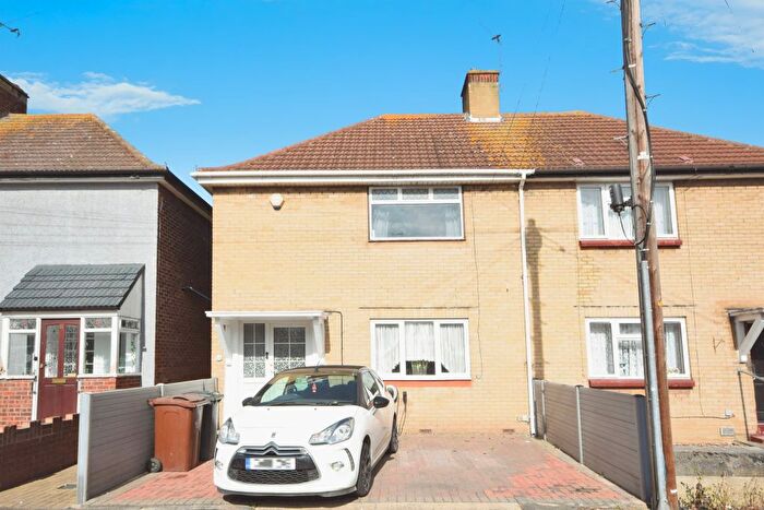 3 Bedroom Semi-detached House For Sale In Thorntons Farm Avenue, Romford, RM7