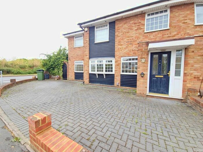 4 Bedroom Semi-Detached House To Rent In Swanbourne Drive, Hornchurch, RM12