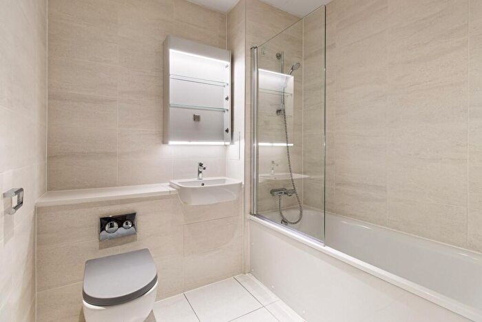 2 Bedroom Apartment To Rent In Silvertown Way, London, E16