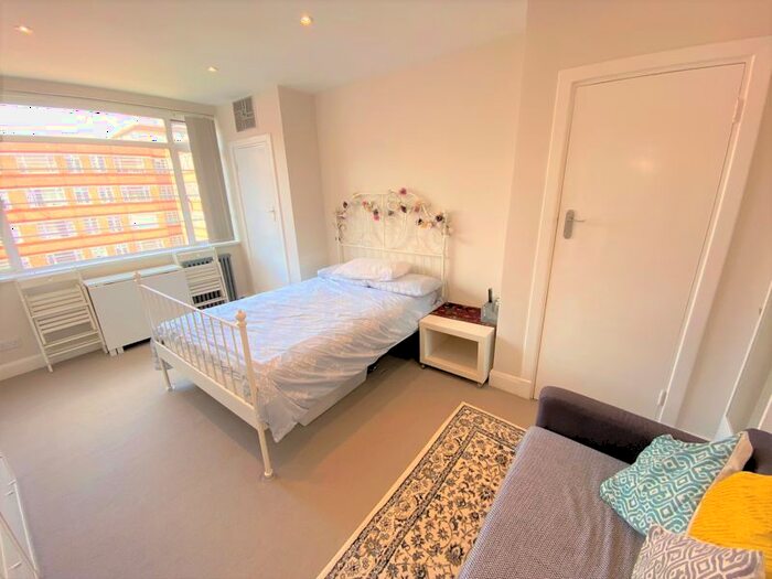 Studio To Rent In Balham High Road, London, SW17