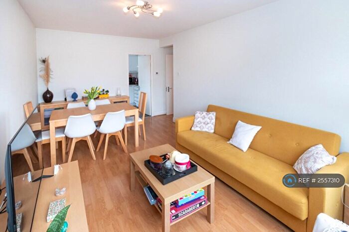 2 Bedroom Flat To Rent In Park South, London, SW11