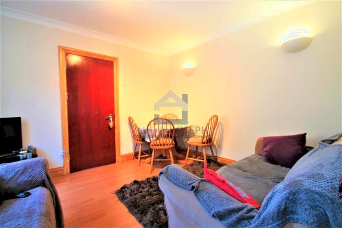 3 Bedroom Flat To Rent In Tooting Bec Road, Tooting Bec, London, SW17