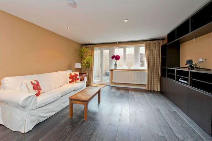 2 Bedroom Maisonette To Rent In Wesley Square, North Kensington, London, Uk, W11