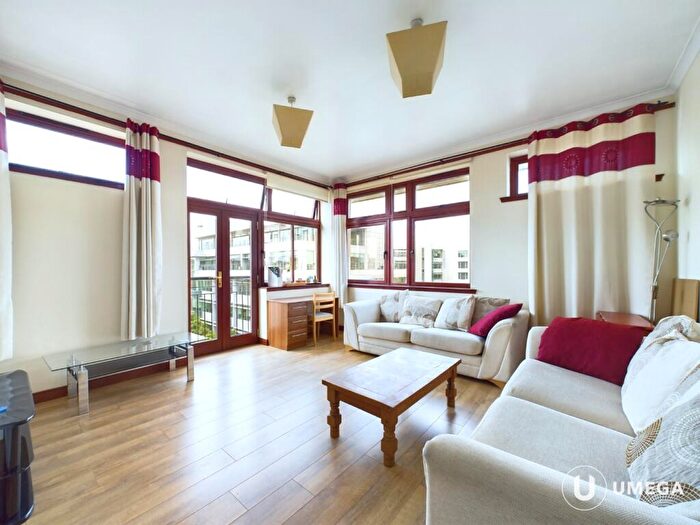 3 Bedroom Apartment To Rent In High Riggs, Tollcross, Edinburgh, EH3