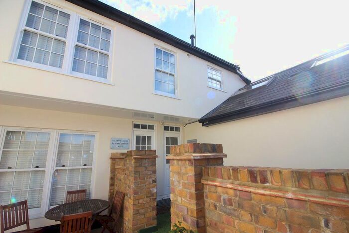 2 Bedroom Flat To Rent In Vale Road, Bushey, WD23